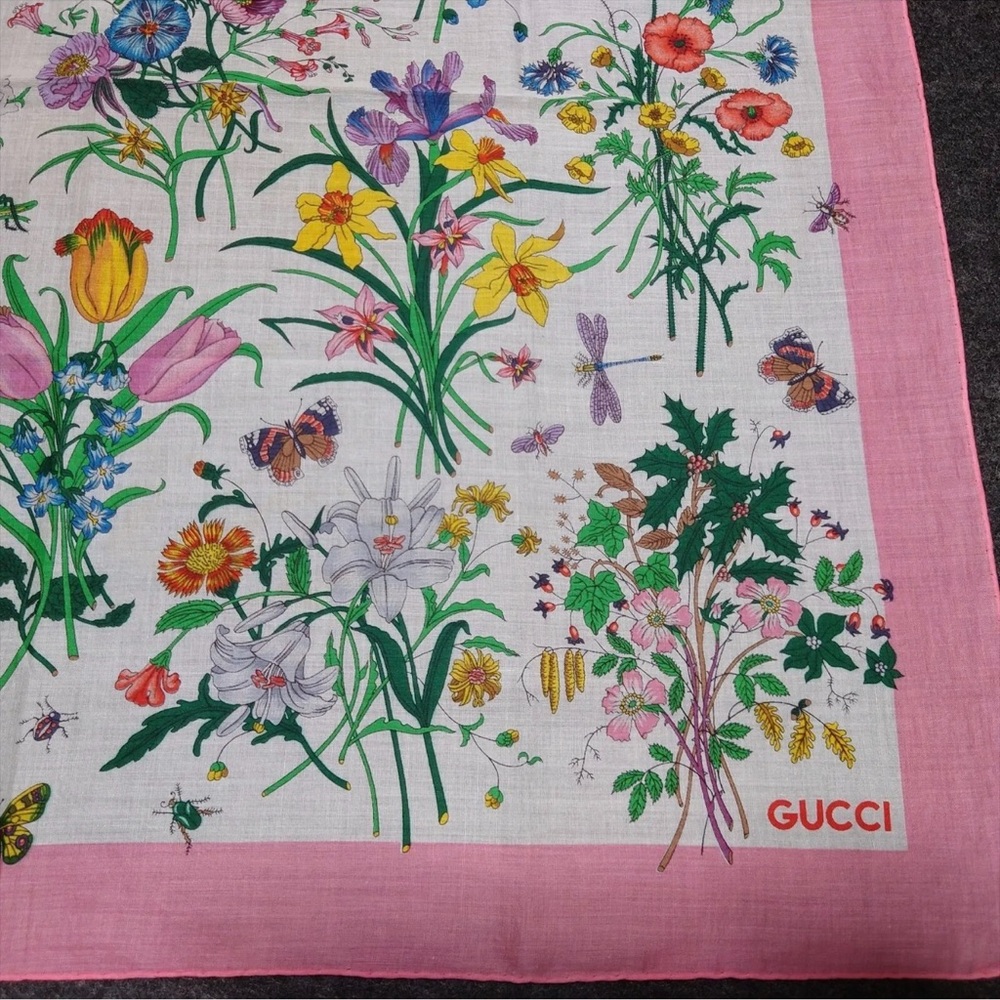 Gucci silk scarf, floral motif with pink border, signed: "Gucci." - Picture 4 of 6